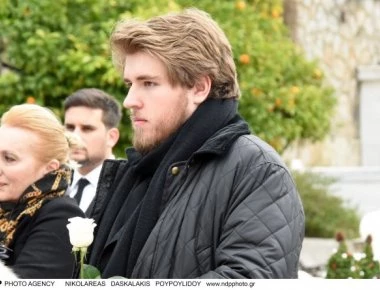 Τελευταίο αντίο με ένα λευκό τριαντάφυλλο στην Μαριάννα Τόλη από τον 22χρονο γιο της